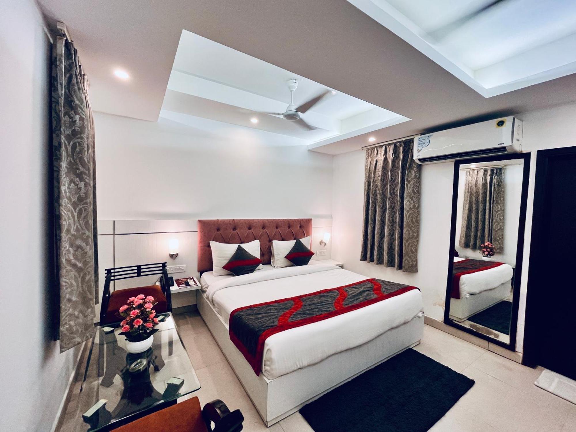 Hotel The Gold Inn - Karol Bagh Delhi Exteriör bild