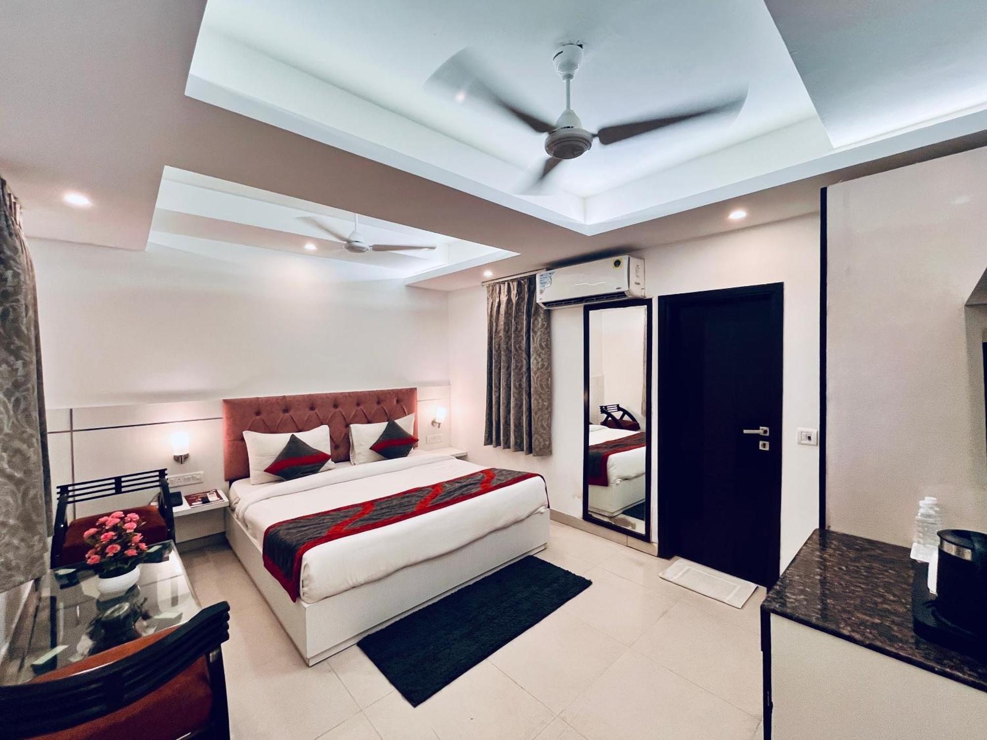 Hotel The Gold Inn - Karol Bagh Delhi Exteriör bild