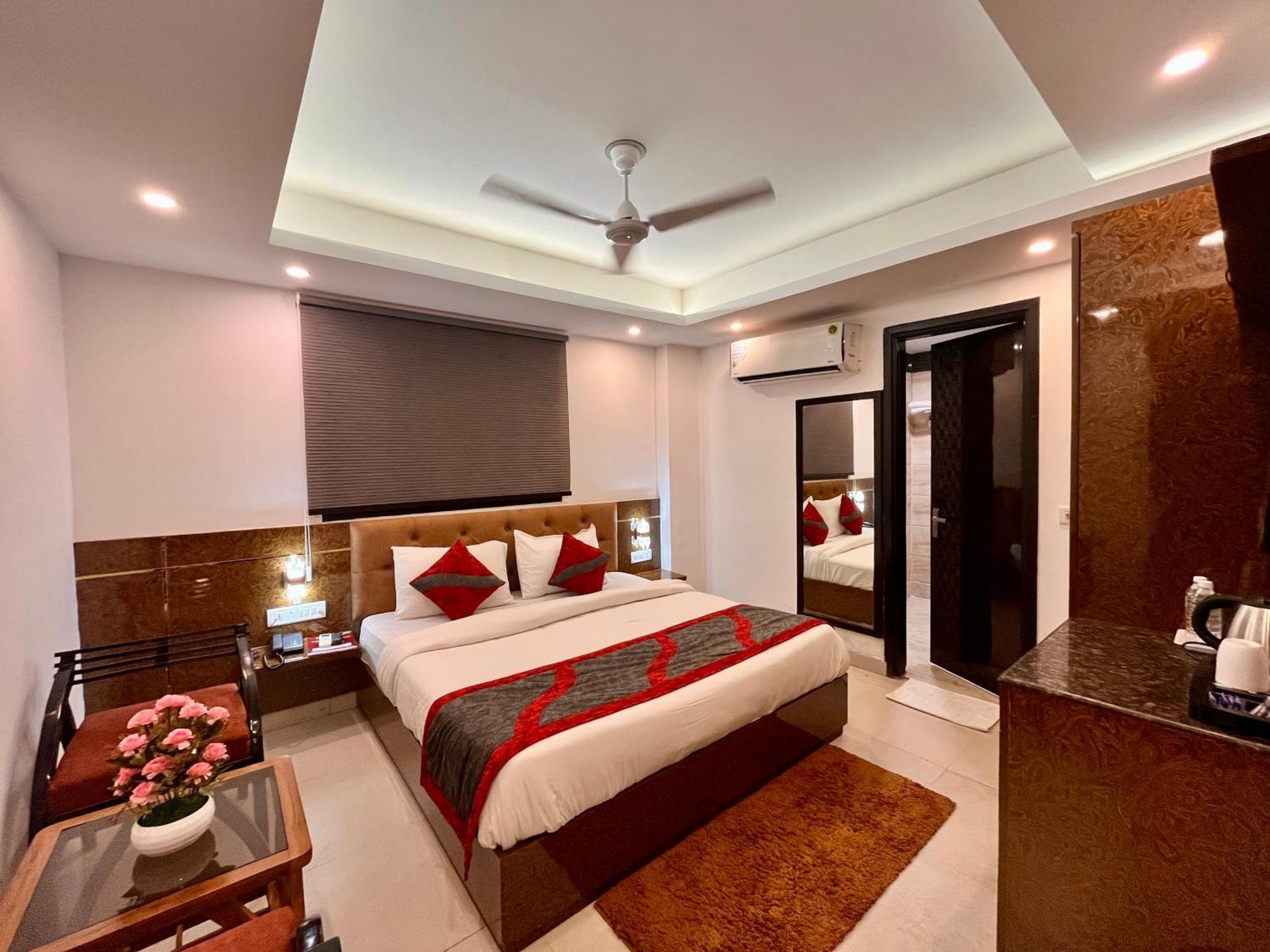 Hotel The Gold Inn - Karol Bagh Delhi Exteriör bild