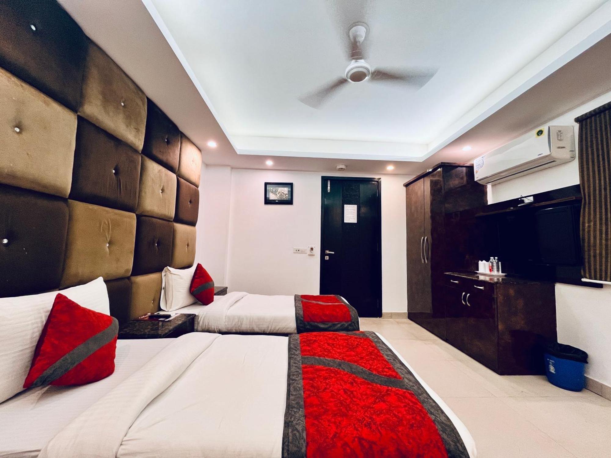 Hotel The Gold Inn - Karol Bagh Delhi Exteriör bild