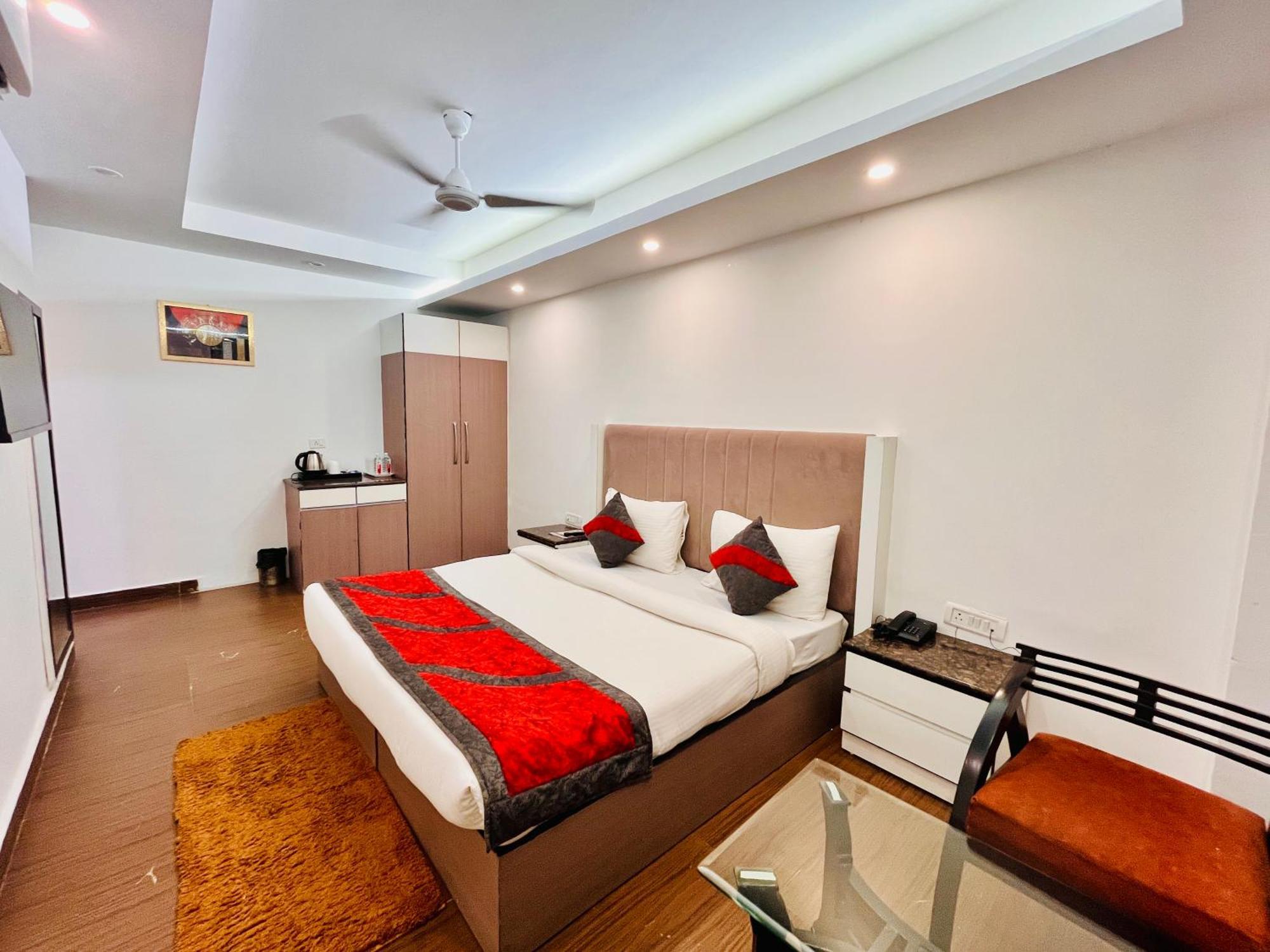 Hotel The Gold Inn - Karol Bagh Delhi Exteriör bild