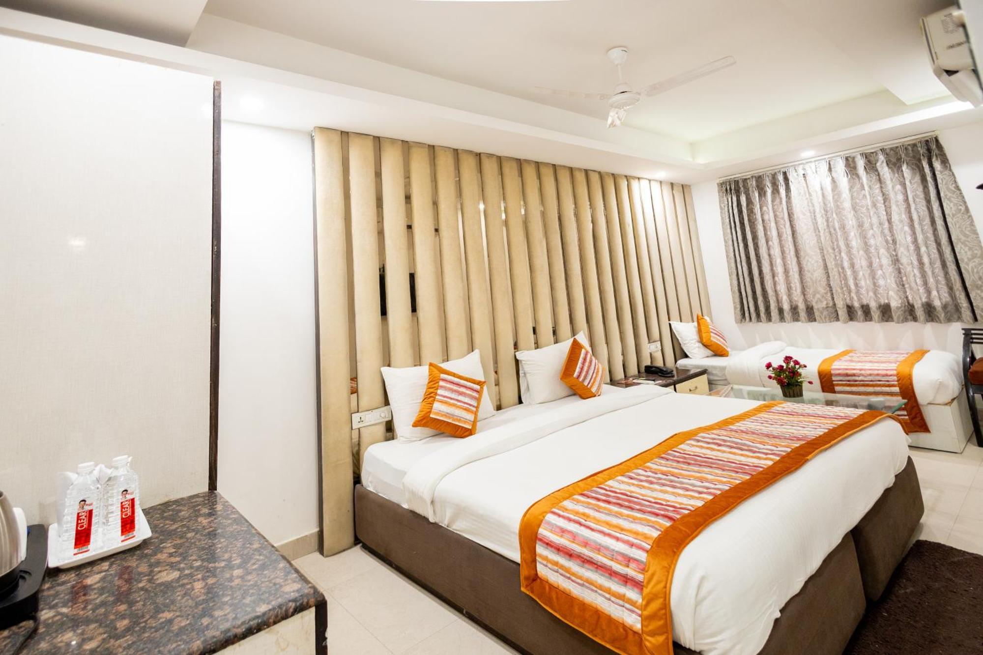 Hotel The Gold Inn - Karol Bagh Delhi Exteriör bild